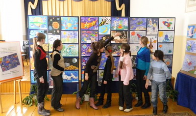 13:39 В рамках Года российской космонавтики в городе Шумерле проходит выставка детских рисунков «Путешествие к звездам»